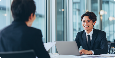 人が背中を押すサポート体制のイメージ